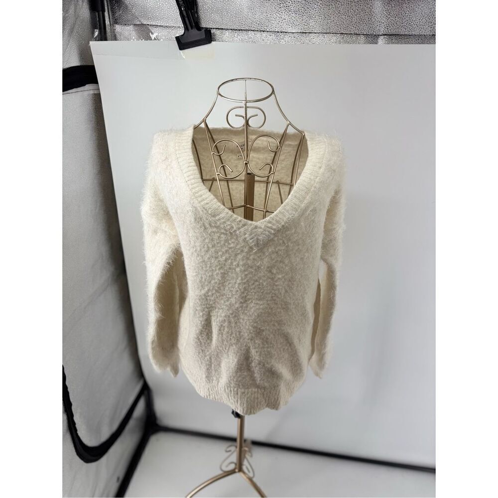 Everly Cream Fuzzy V Neck Sweater Soft Knit Pullover Womens Size Medium